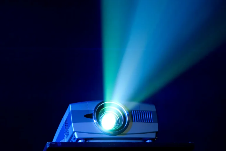 portable smart projector for mobile professionals and field training